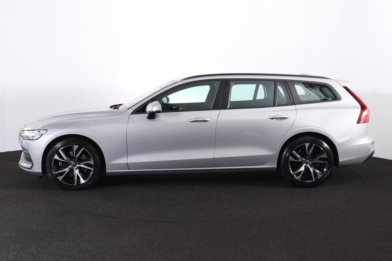 Volvo V60 B3 Essential Edition - IntelliSafe Assist & Surround - Parkeercamera achter - Verwarmde voorstoelen, stuur & achterbank - Parkeersensoren voor & achter - Draadloze tel. lader - High Performance audio - Elektr. inklapbare trekhaak - 18' LMV