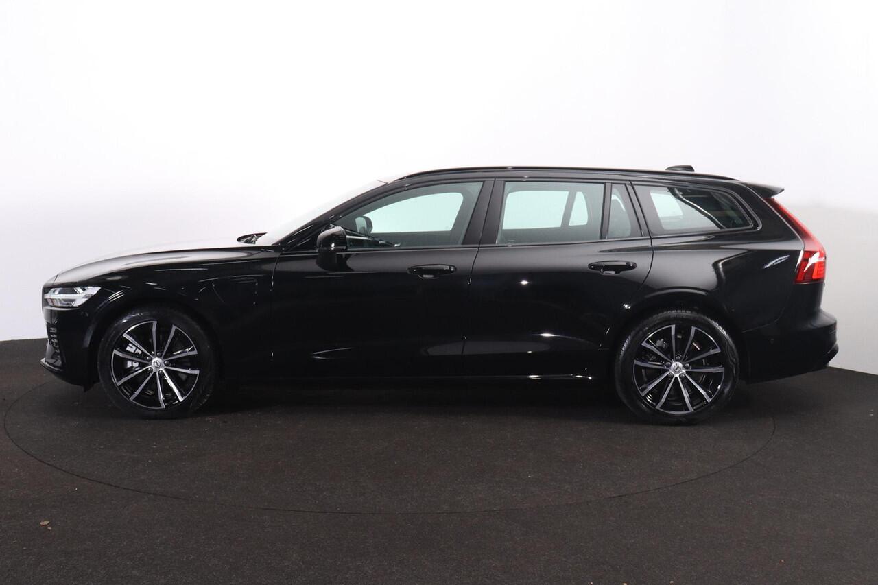 Volvo V60 T6 Recharge AWD Plus Dark - IntelliSafe Assist & Surround - 360º Camera - Harman/Kardon audio - Verwarmde voorstoelen, stuur & achterbank - Parkeersensoren voor & achter - Elektr. bedienb. voorstoelen met geheugen - Elektr. inklapbare trekhaak - 18' LMV