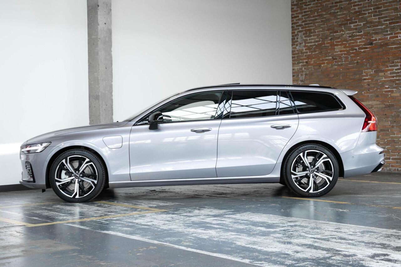 Volvo V60 T6 Plug-in hybrid AWD Plus Dark Panorama Schuif/Kanteldak | 360° Parkeercamera | Head-Up Display | Stoelverwarming | Google Infotainment | Parkeersensoren voor + achter | 19" 5-Spaaks Black / Diamond Cut velgen | Longe Range |