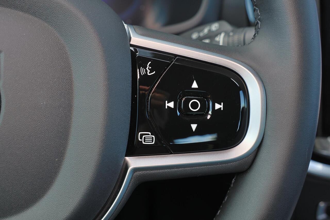 Volvo V60 T6 Recharge AWD Plus Dark - IntelliSafe Assist & Surround - 360º Camera - Harman/Kardon audio - Verwarmde voorstoelen, stuur & achterbank - Parkeersensoren voor & achter - Elektr. bedienb. voorstoelen met geheugen - Elektr. inklapbare trekhaak - 18' LMV