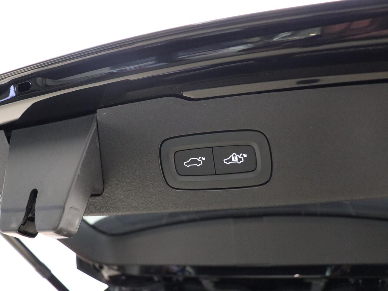 Volvo V60 T6 350pk AWD Ultra Dark / Panorama dak / Harman en Kardon Audio / Elektr. stoelen met geheugen / HUD / 19'' velgen / Lederen dashboard /