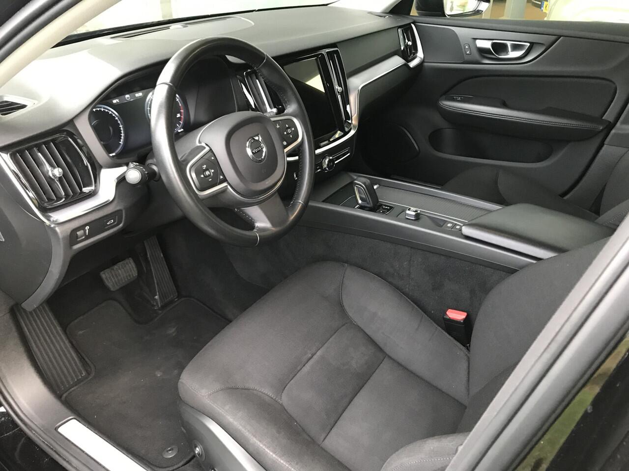 Volvo V60 2.0 B3 Momentum Advantage Automaat | Rijklaar incl 12 mnd Bovag | Carplay Darktint Trekhaak DAB