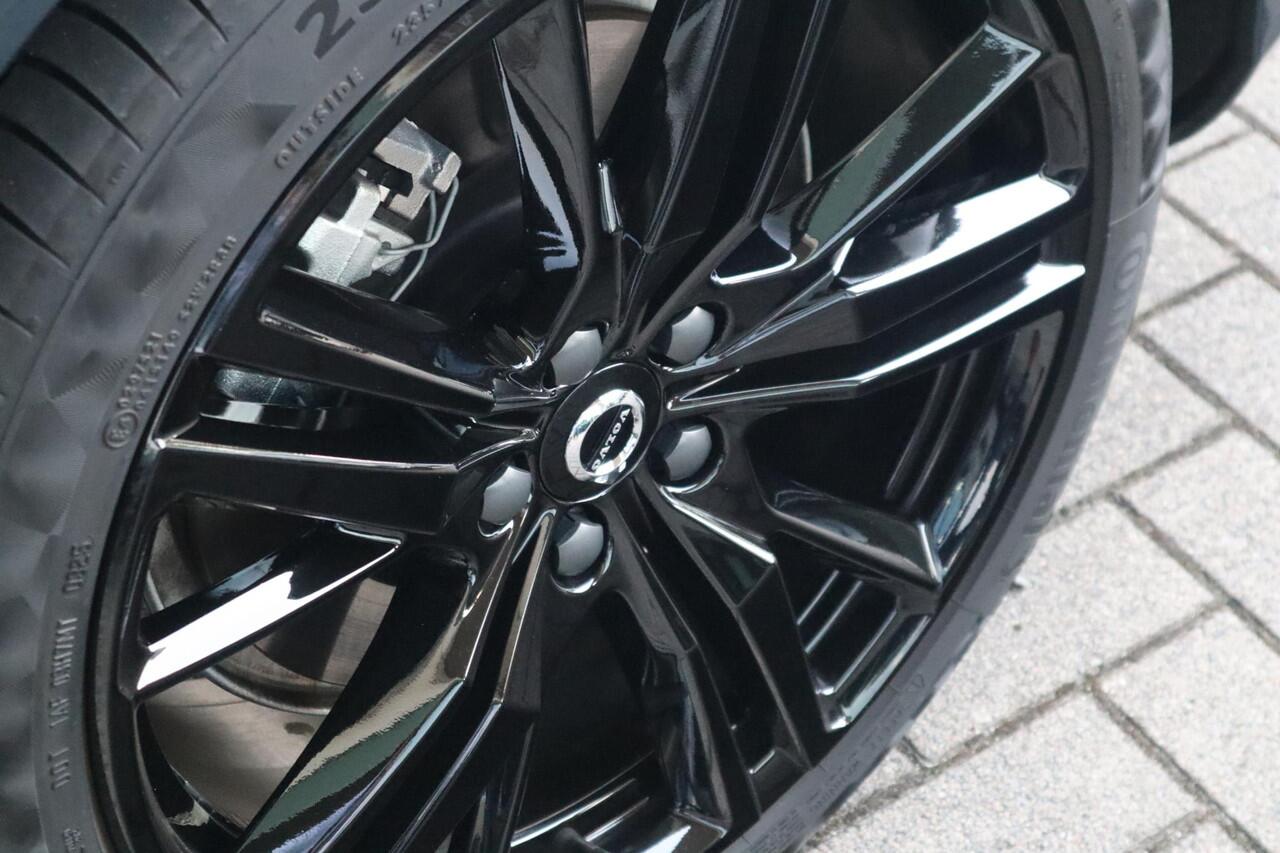 Volvo V60 2.0 T6 Plug-in hybrid AWD Essential Edition | 19'' Glossy Black Wielen| Adaptieve Cruise Control met Pilot Assist| Stoelverwarming voor + achter| Stuurwielverwarming| Dodehoekdetectie|