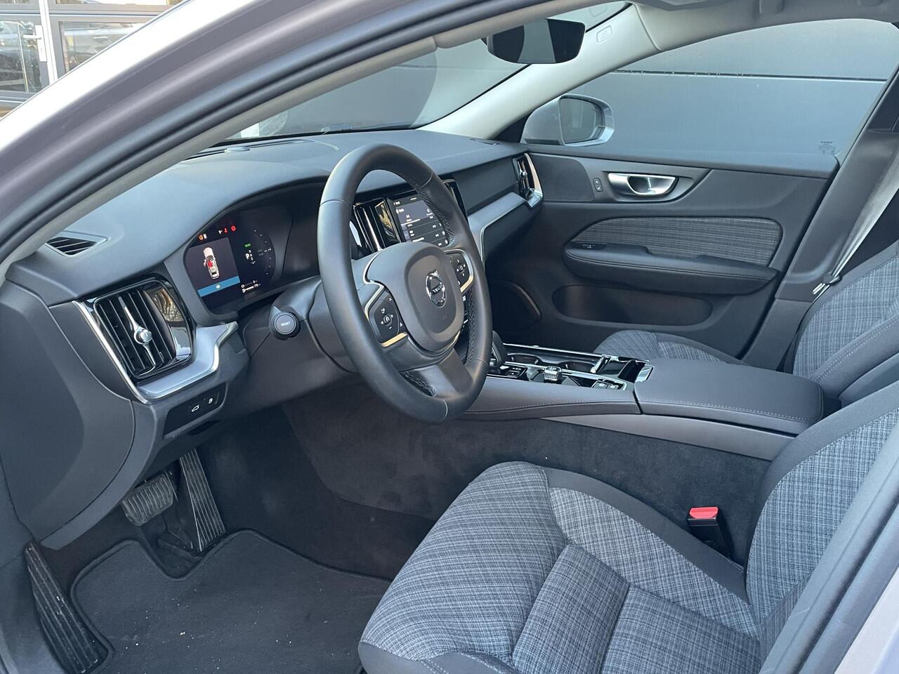 Volvo V60 T6 Plug-in hybrid AWD Essential Edition | Adaptive Cruise Control | BLIS | Google Navigatie | Apple Carplay | Parkeercamera | Stoel-/Stuurverwarming |