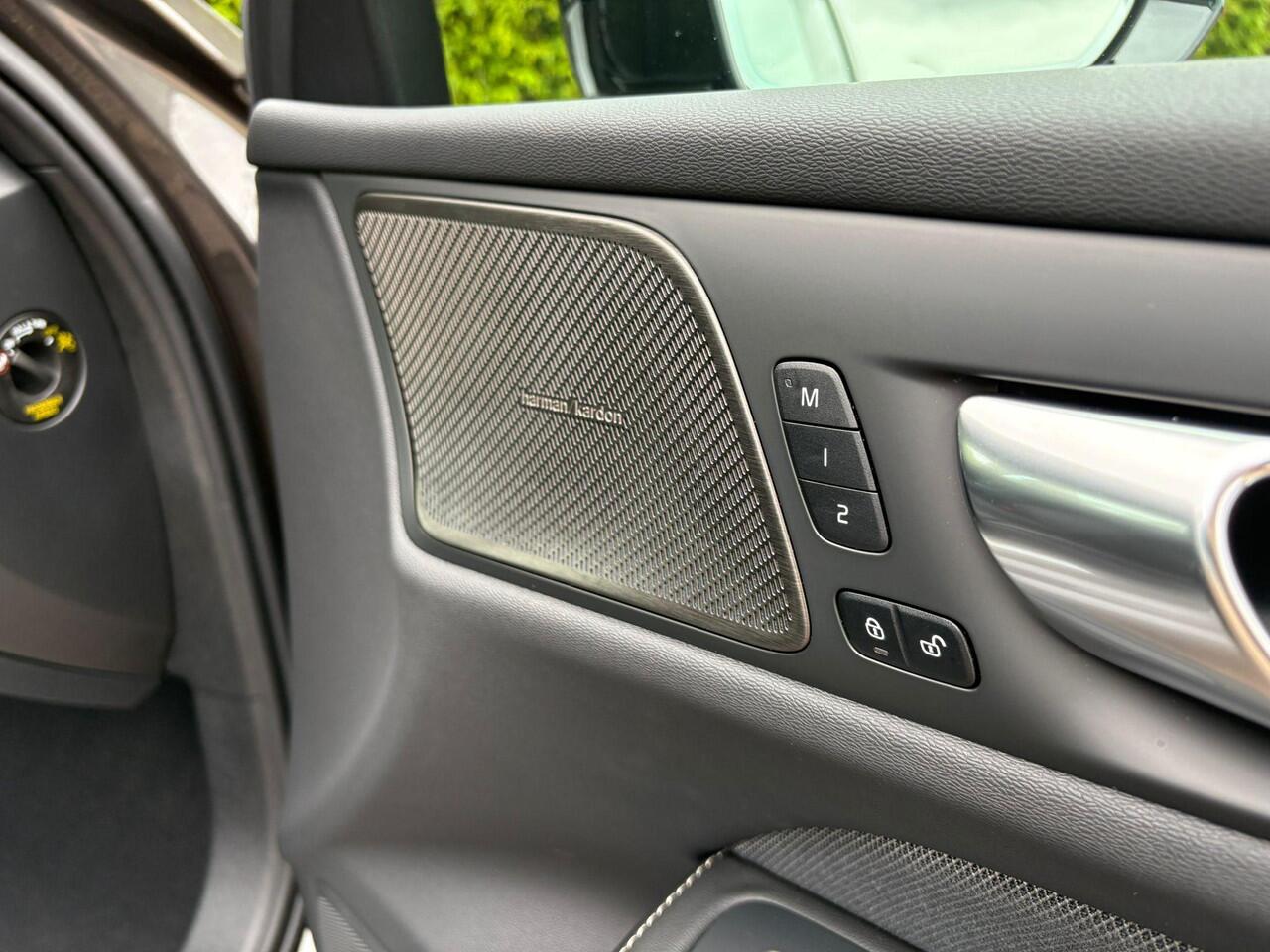 Volvo V60 T6 Plug-in hybrid AWD Plus Dark | Harman/Kardon | Stoel & Stuur verwarming | Trekhaak |