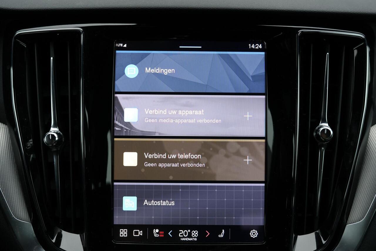 Volvo V60 T6 Recharge AWD Plus Dark - IntelliSafe Assist & Surround - 360º Camera - Harman/Kardon audio - Verwarmde voorstoelen, stuur & achterbank - Parkeersensoren voor & achter - Elektr. bedienb. voorstoelen met geheugen - Elektr. inklapbare trekhaak - 18' LMV