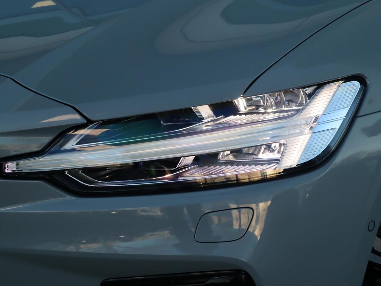 Volvo V60 2.0 T8 Plug-in hybrid AWD Ultra Perf. Ed. Dark | Uit voorraad leverbaar!| MY26!|