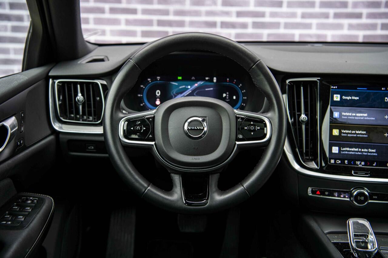Volvo V60 2.0 B4 Plus Dark | Panorama Dak | Adaptieve cruise control | Elektrisch verstelbare voorstoelen | Stoel/stuur verwarming |