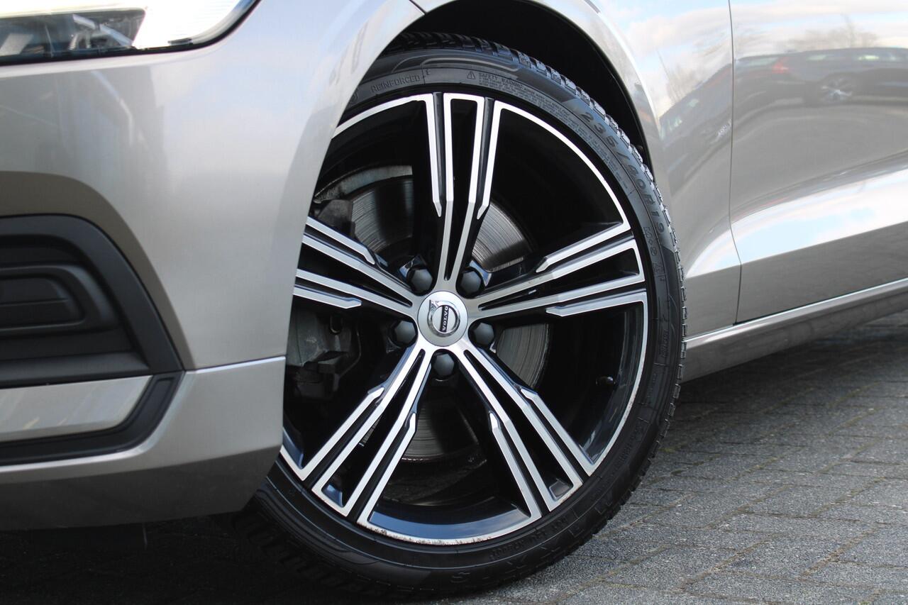 Volvo V60 T5 Automaat Momentum | Verw. Voorstoelen | PDC V+A | El. Trekhaak | AppleCarplay | 19" LMV