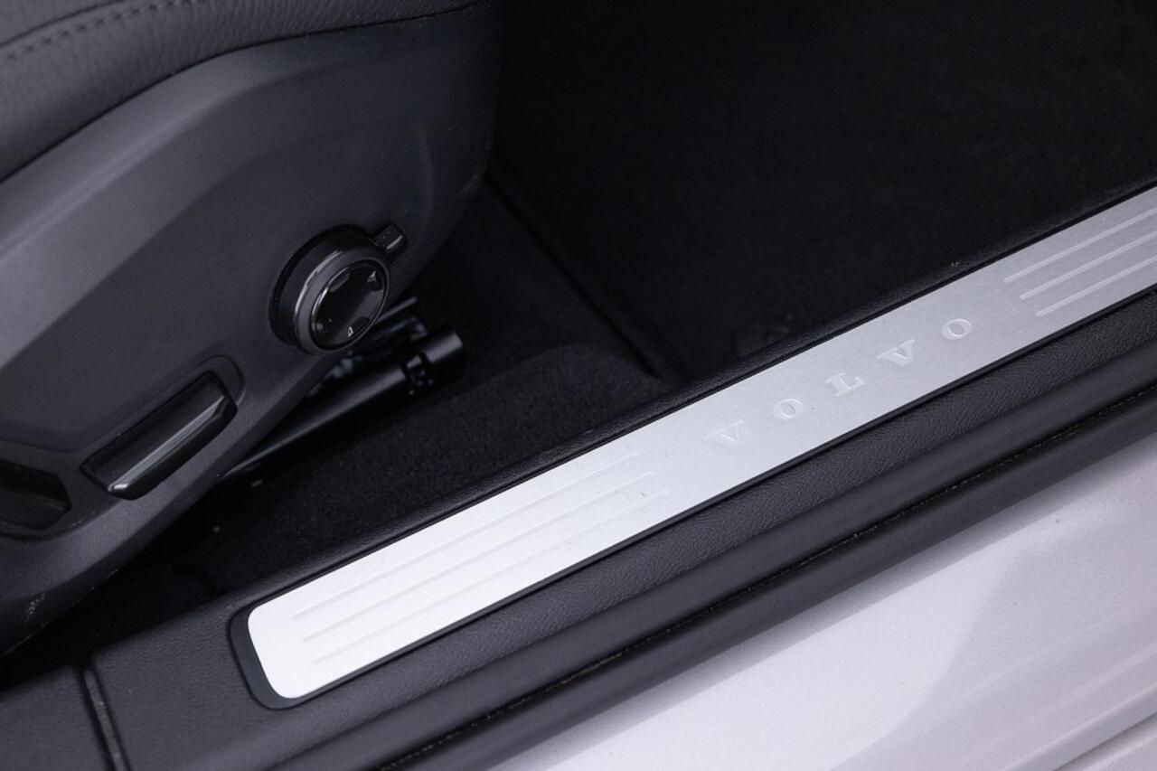 Volvo V60 2.0 T8 Plug-in hybrid AWD Ultra Dark | PANORAMADAK | Trekhaak ? 1e Eigenaar