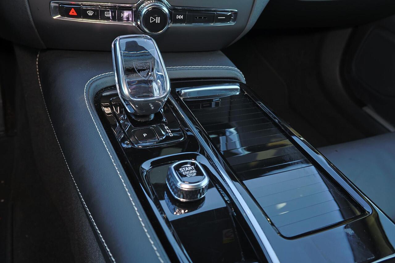 Volvo V60 T6 Recharge AWD Plus Dark - Panorama/schuifdak - IntelliSafe Assist & Surround - 360º Camera - Harman/Kardon audio - Adaptieve LED koplampen - Verwarmde voorstoelen, stuur & achterbank - Parkeersensoren voor & achter - Elektr. bedienb. voorstoelen met geh