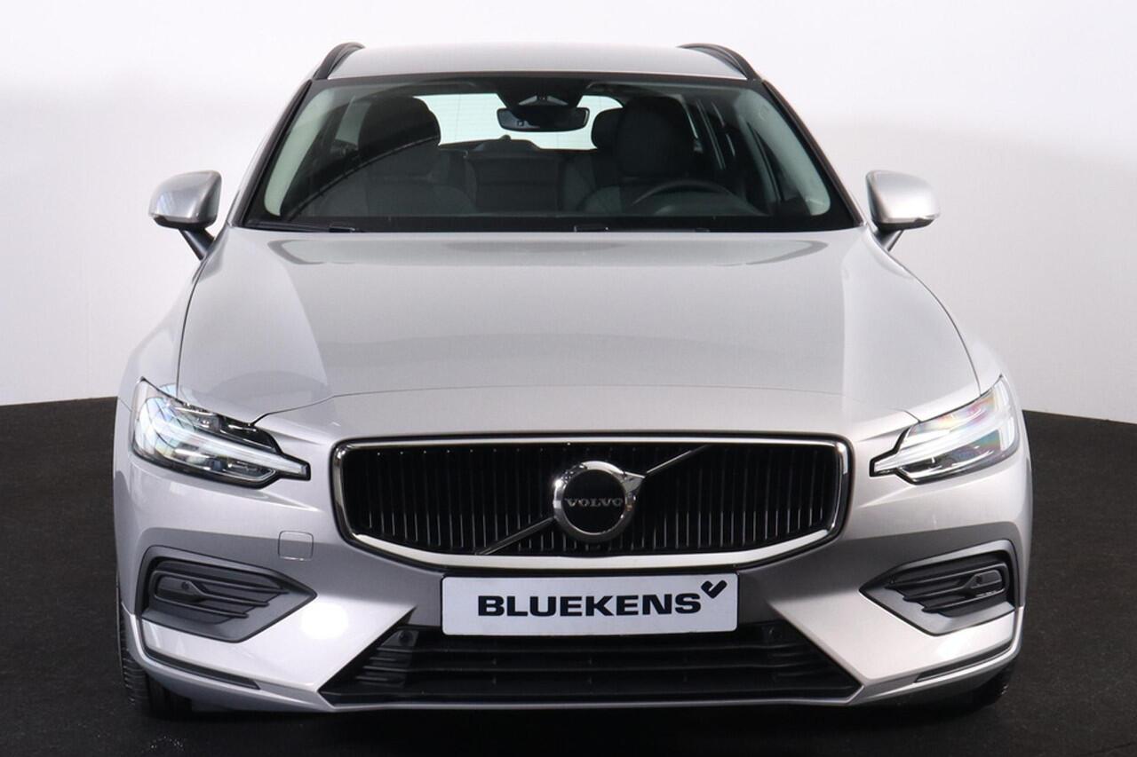 Volvo V60 B3 Essential Edition - IntelliSafe Assist & Surround - Parkeercamera achter - Verwarmde voorstoelen, stuur & achterbank - Parkeersensoren voor & achter - Draadloze tel. lader - High Performance audio - Elektr. inklapbare trekhaak - 18' LMV