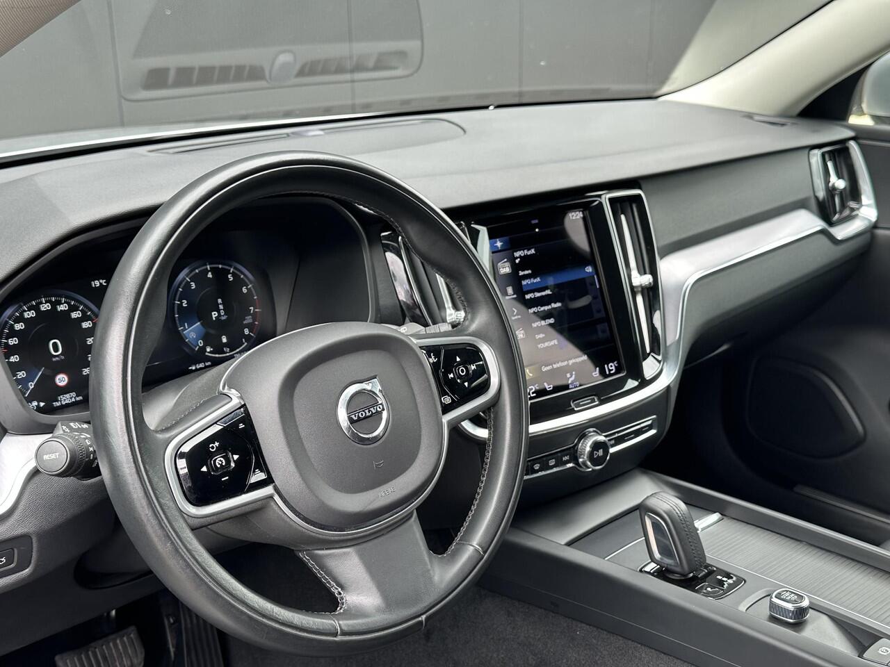 Volvo V60 2.0 B3 Momentum Advantage Adaptive Cruise / BLIS Dode hoek waarschuwing / Leer / verw. voorstoelen en stuurwiel / park assist V+A(-camera) / verw. voorruit / draadloos opladen telefoon