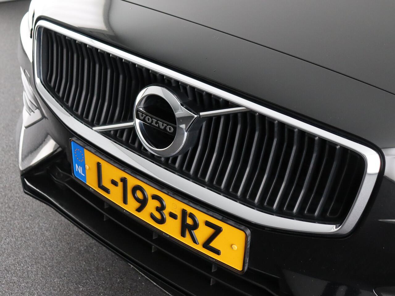 Volvo V60 2.0 B4 Momentum Business (NL-Auto / H&K / Stoel-Stuurverw. / ACC)