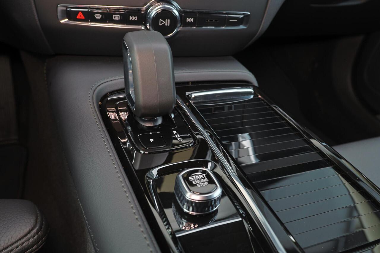 Volvo V60 T6 Recharge AWD Plus Dark - IntelliSafe Assist & Surround - 360º Camera - Harman/Kardon audio - Adaptieve LED koplampen - Verwarmde voorstoelen, stuur & achterbank - Parkeersensoren voor & achter - Elektr. bedienb. voorstoelen met geheugen - Extra getint 