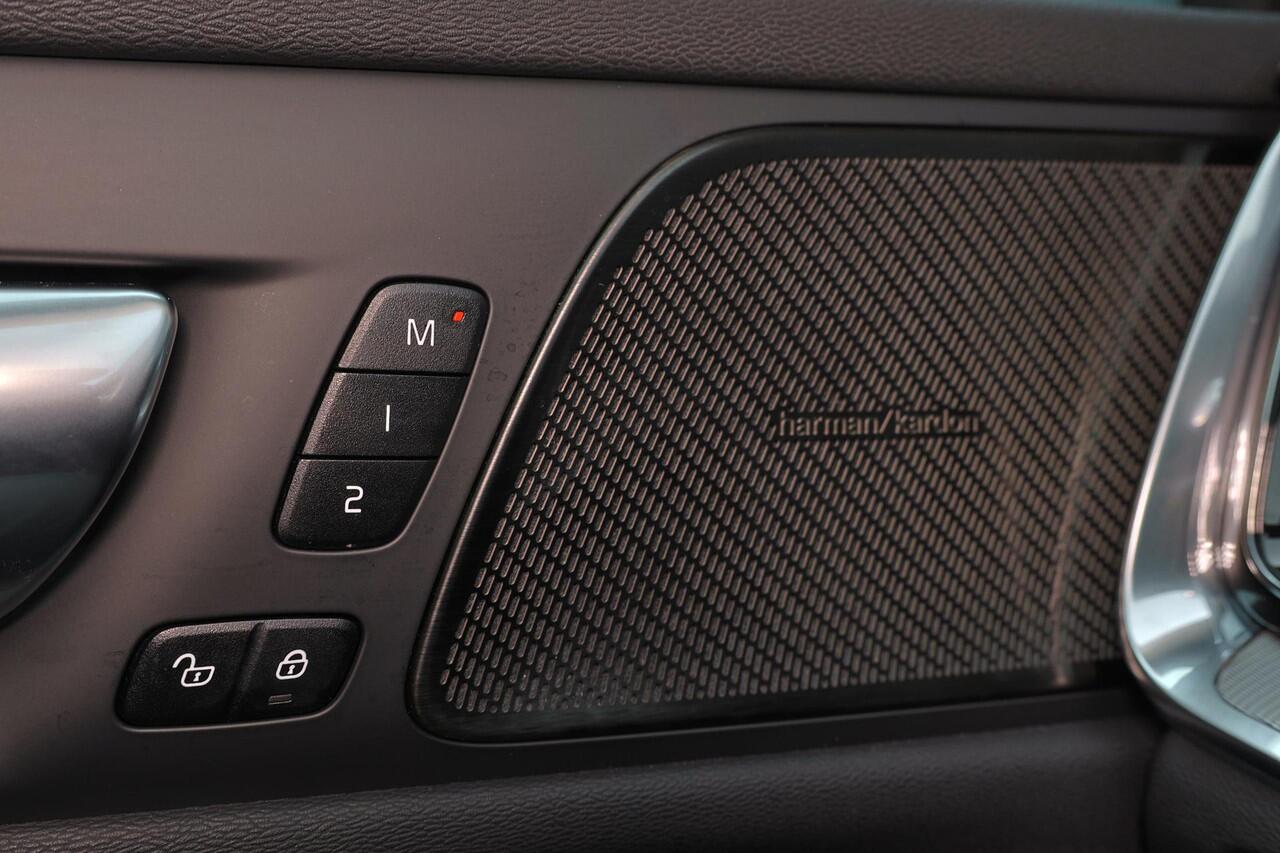 Volvo V60 T6 Recharge AWD Plus Dark - IntelliSafe Assist & Surround - 360º Camera - Harman/Kardon audio - Adaptieve LED koplampen - Verwarmde voorstoelen, stuur & achterbank - Parkeersensoren voor & achter - Elektr. bedienb. voorstoelen met geheugen - Extra getint 