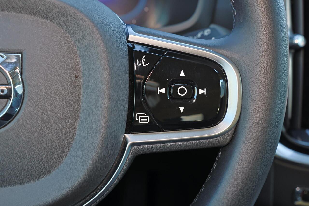 Volvo V60 T6 Recharge AWD Plus Dark - IntelliSafe Assist & Surround - 360º Camera - Harman/Kardon audio - Adaptieve LED koplampen - Verwarmde voorstoelen, stuur & achterbank - Parkeersensoren voor & achter - Elektr. bedienb. voorstoelen met geheugen - Head up displ