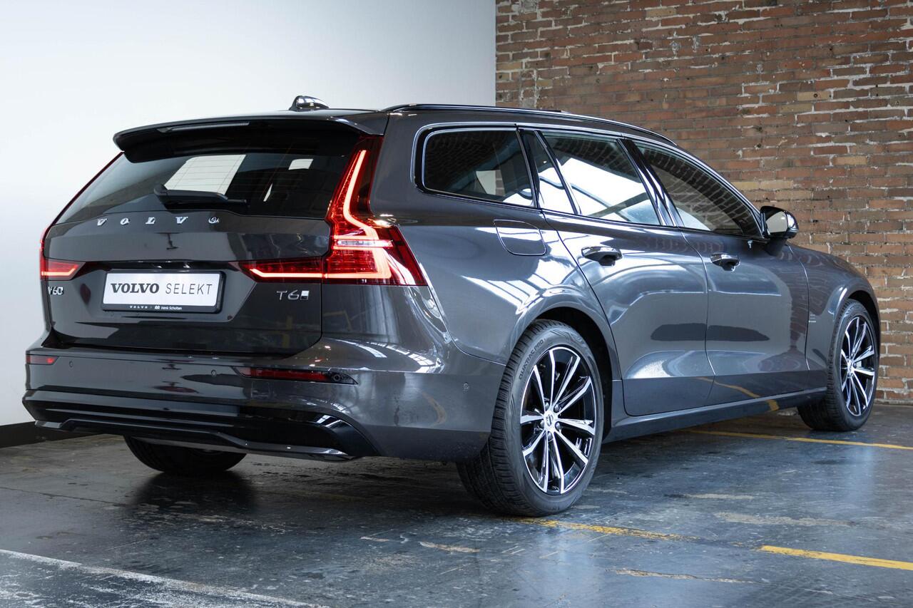 Volvo V60 T6 Plug-in hybrid AWD Plus Dark | Panoramadak | Trekhaak semi elektrisch | Verwarmbare Voorstoelen (met geheugen) en Achterbank | Premium Audio by Harman Kardon | Verwarmbare Voorruit en stuurwiel | 360 graden Camera