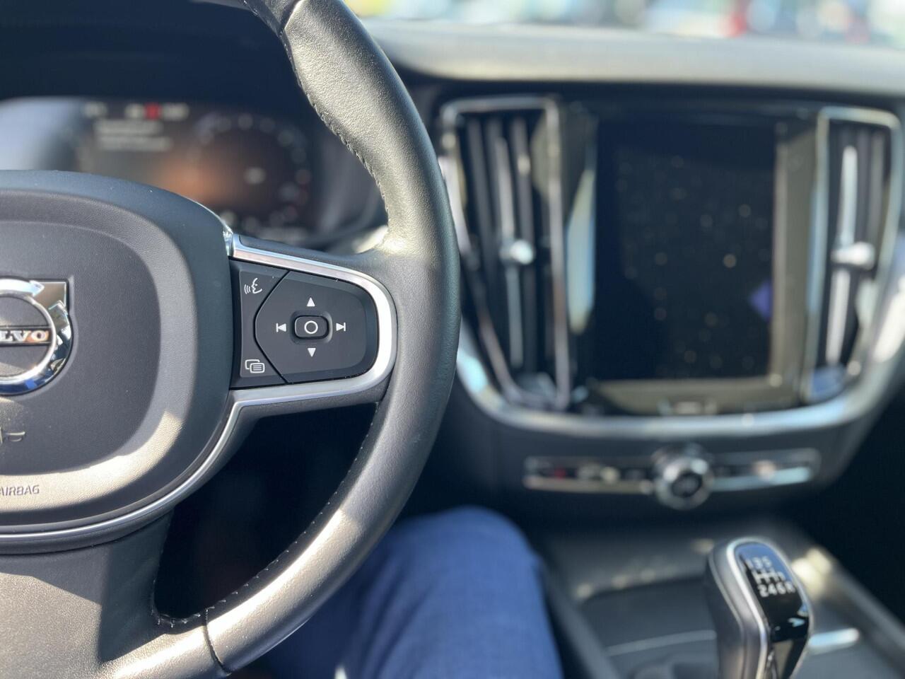 Volvo V60 D3 Momentum Leder 6-Speed | Voorruitverwarming | Achteruitrijcamera | Apple Carplay |