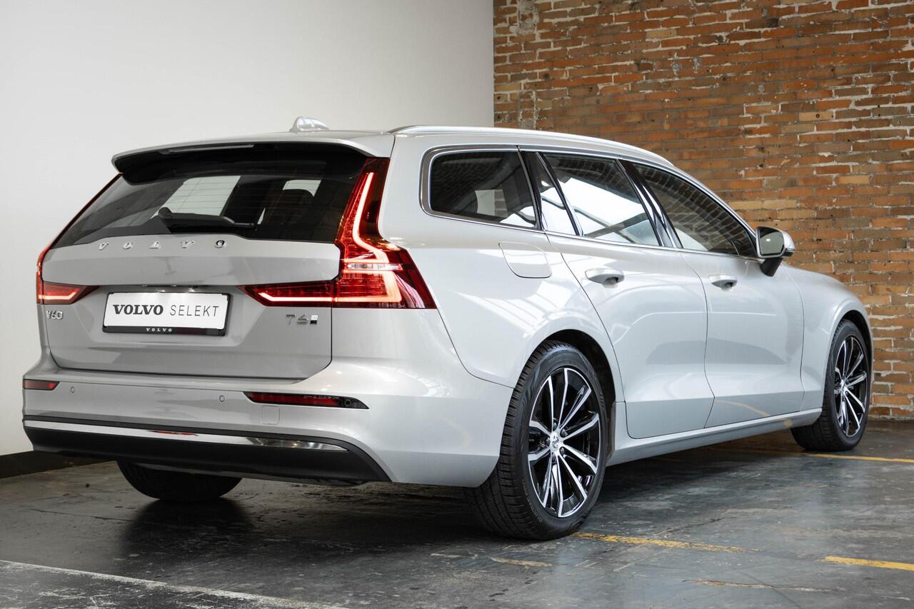 Volvo V60 T6 Plug-in hybrid AWD Essential Bright | Stoelverwarming | Adaptive Cruise Control | BLIS | Parkeersensoren voor + achter | Stoelverwarming | Stuurwielverwarming | Parkeercamera | Google Infotainment | Electrische wegklapbare Trekhaak