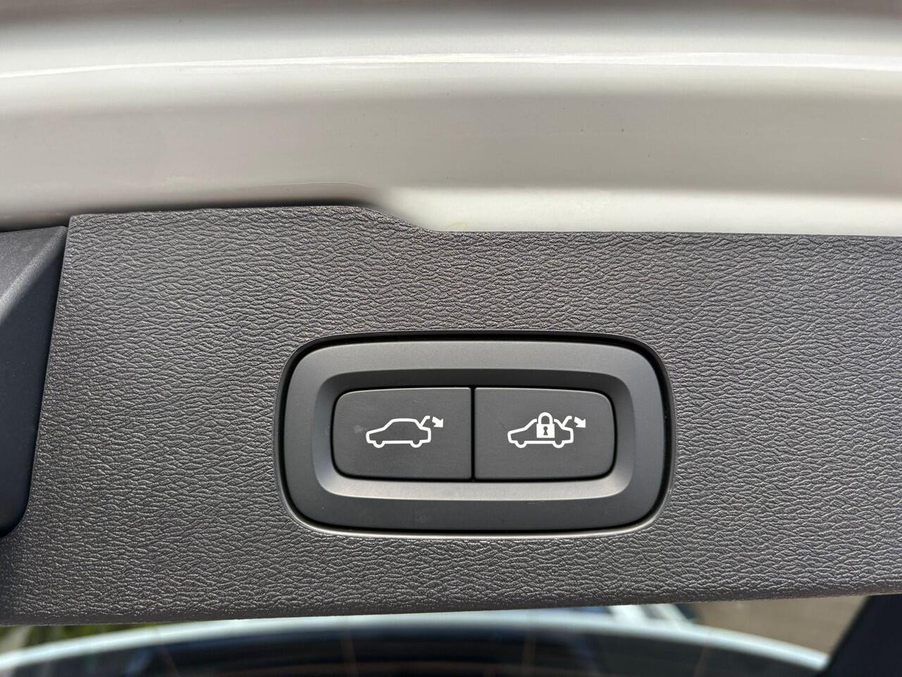 Volvo V60 T8 Plug-in hybrid AWD Ultra Dark | Trekhaak | Panoramadak | Stoel + stuurverwarming | Harman/Kardon |