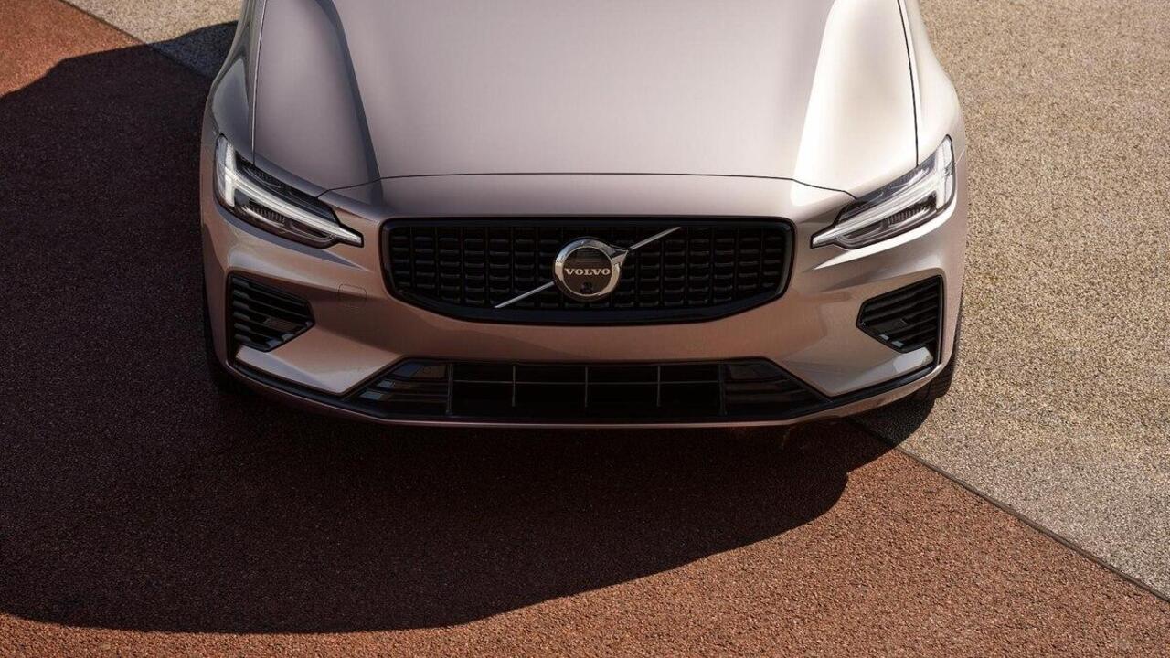 Volvo V60 T8 Plug-in hybrid AWD Plus Perform. Ed. Dark | Dec. 2025 Leverbaar | Panoramisch Schuif-/Kanteldak | Polestar Performance | Adaptieve Cruise Control | BLIS | 360 Graden Camera | Extra Getint Glas | 19 Inch Lichtmetalen velgen | Harman Kardon Premium Sound