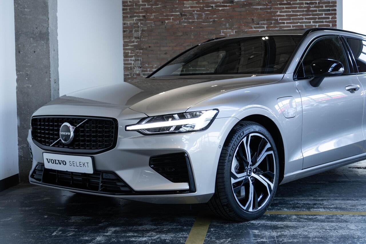 Volvo V60 T6 Automaat Plug-in hybrid AWD Ultra Dark | Panoramadak | Premium audio by Harman Kardon | Verwarmbare voorstoelen en achterbank | Stuurwielverwarming | Parkeerverwarming | Apple carplay/Android auto | Rondom zichtcamera | Adaptive cruise control |