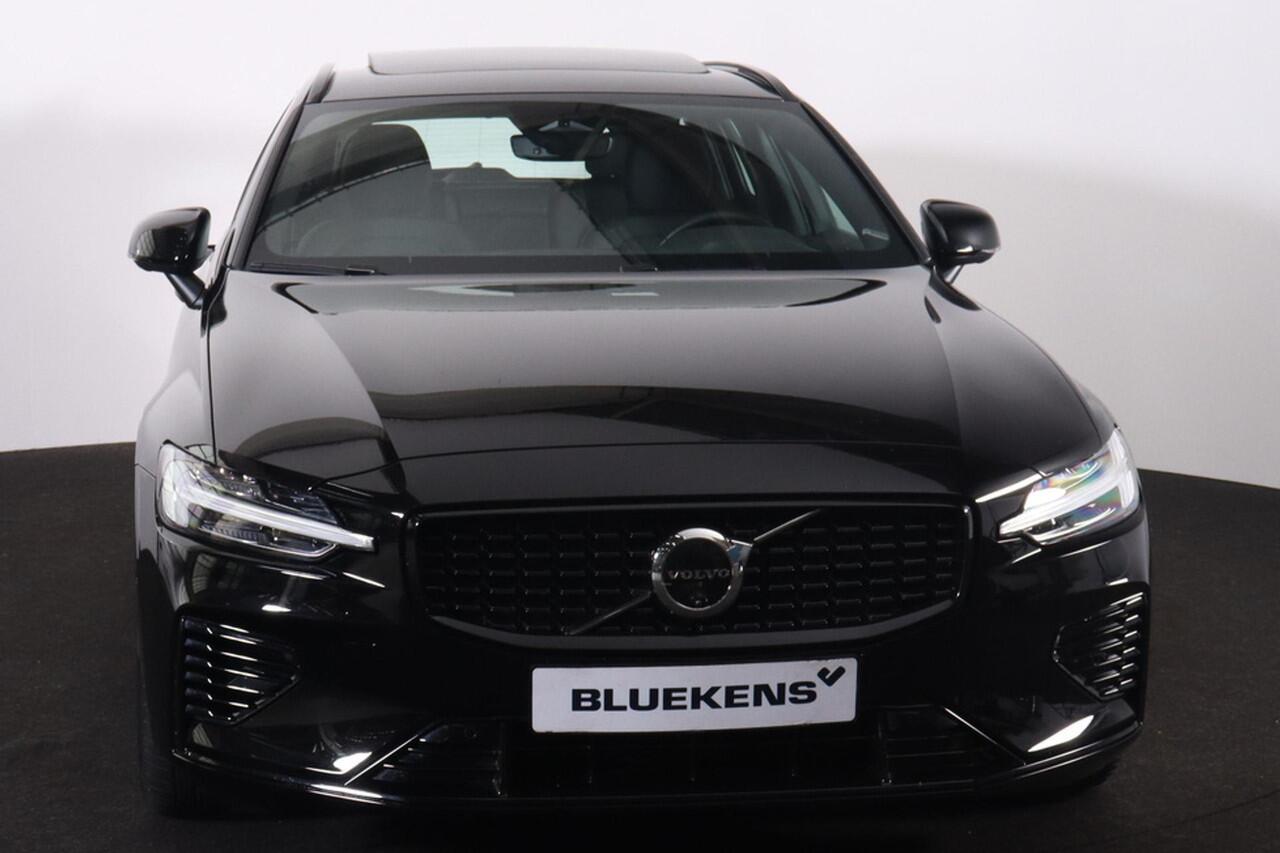 Volvo V60 T6 Recharge AWD Plus Dark - Panorama/schuifdak - IntelliSafe Assist & Surround - 360º Camera - Harman/Kardon audio - Verwarmde voorstoelen, stuur & achterbank - Parkeersensoren voor & achter - Elektr. bedienb. voorstoelen met geheugen - Elektr. inklapbare