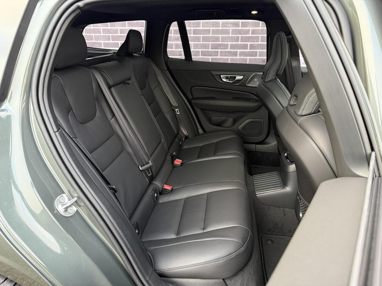 Volvo V60 2.0 T8 Plug-in hybrid AWD Ultra Dark | Bowers & Wilkins | Zwarte hemel | Massage | Stoel ventilatie + Verwarming | Panorama Schuifdak | HUD | Adaptieve Cruise | BLIS | 360° Camera |