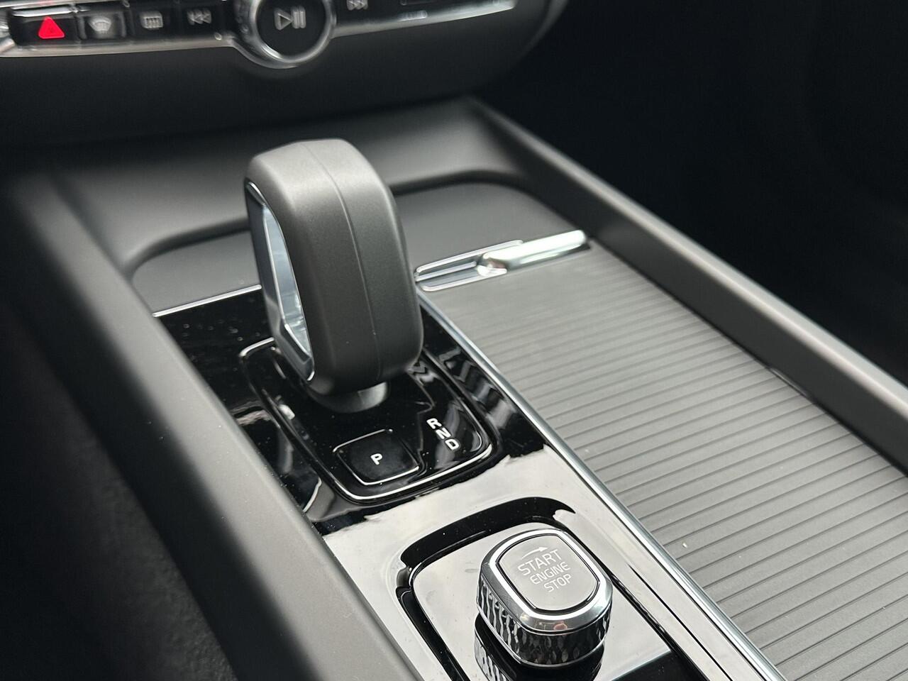 Volvo V60 2.0 B4 Essential Edition Climate / park assist / Driver assist / 18 inch.