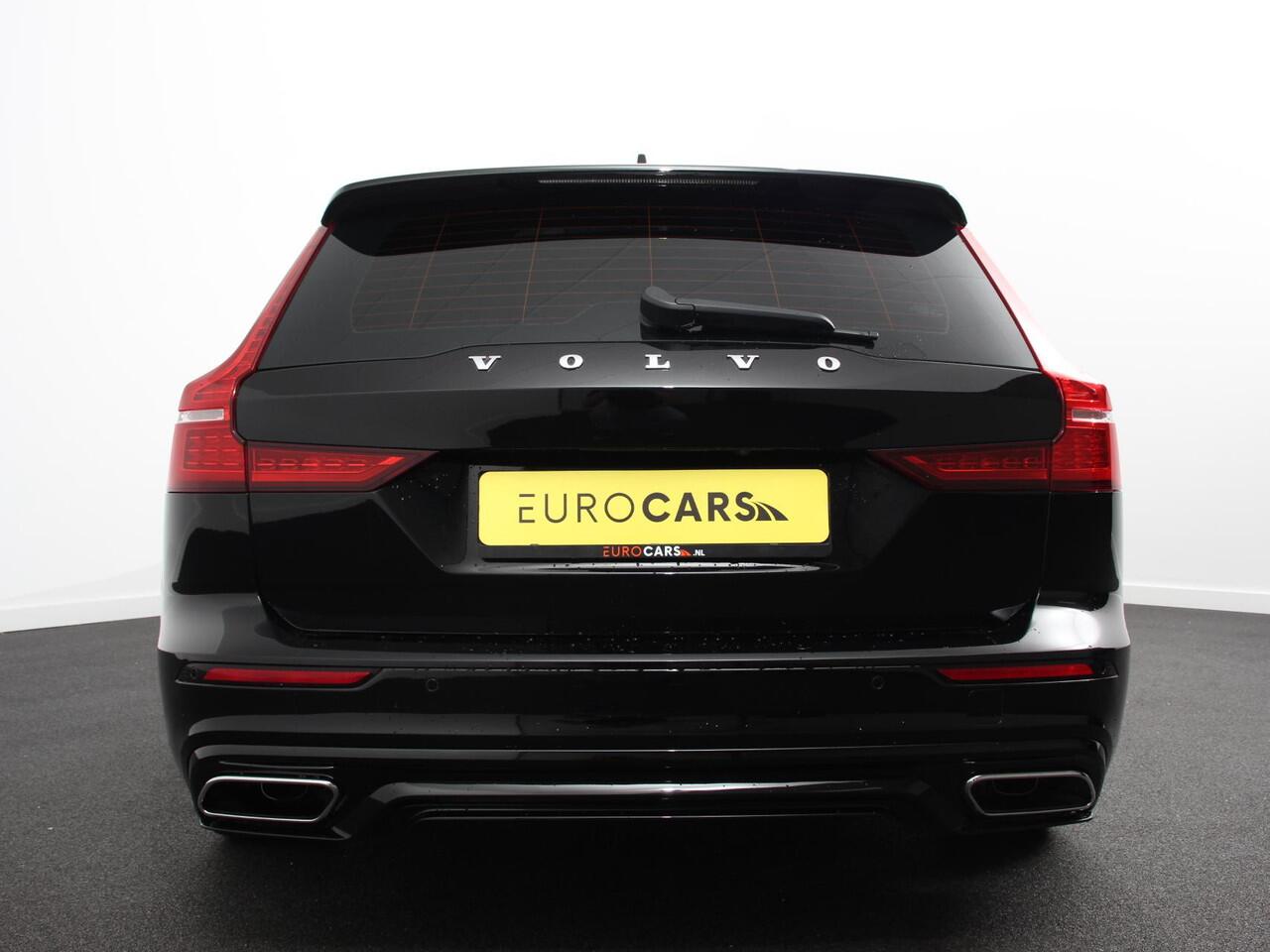 Volvo V60 2.0 B4 R-Design Navigatie Climate control Cruise control adaptive Parkeersensoren Achteruitrijcamera Keyless Navigatie Apple Carplay/ Android Auto