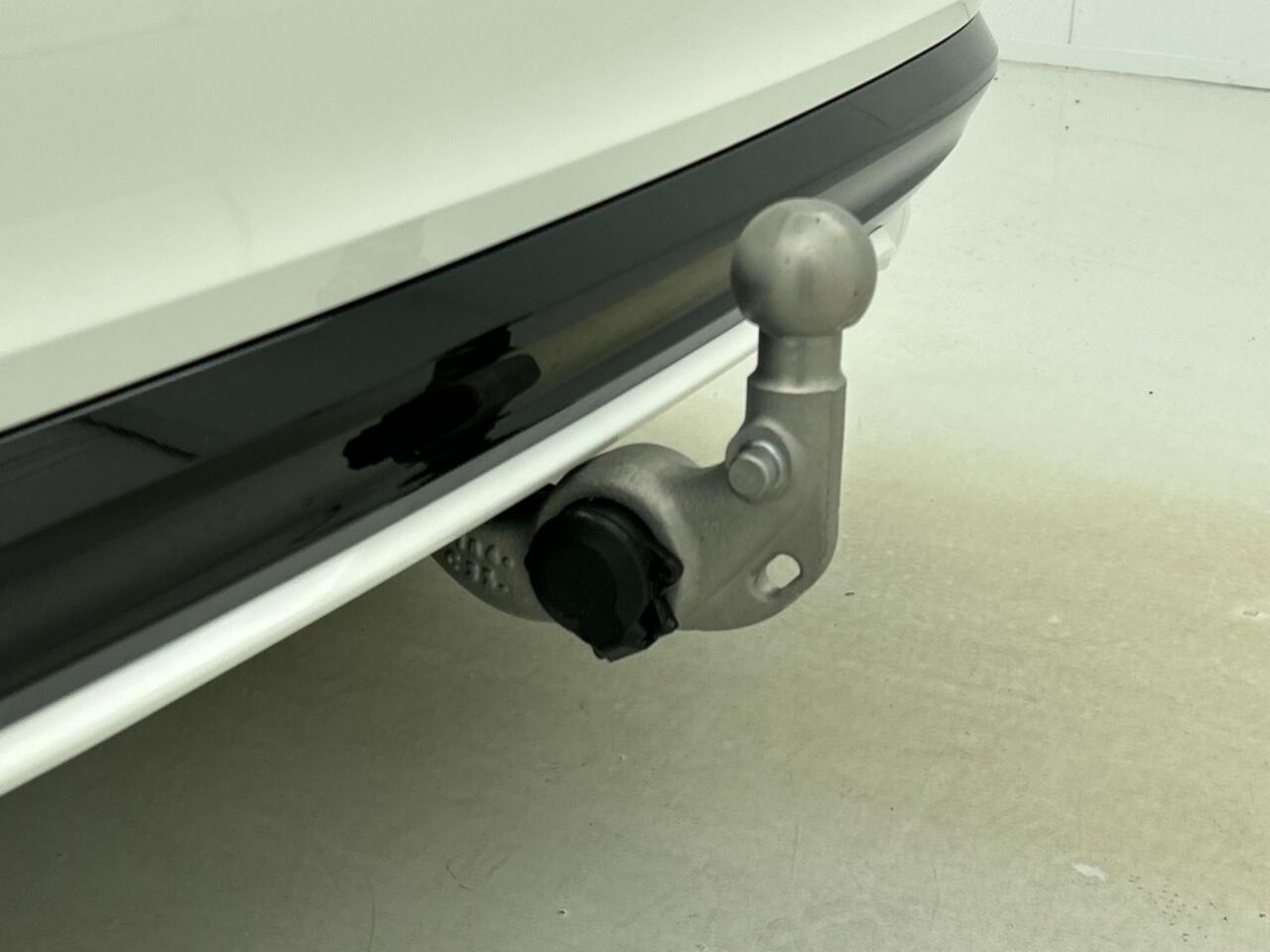 Volvo V60 2.0 T6 Plus Dark | Trekhaak | Sport Leder | 360* | Blis | Pilot