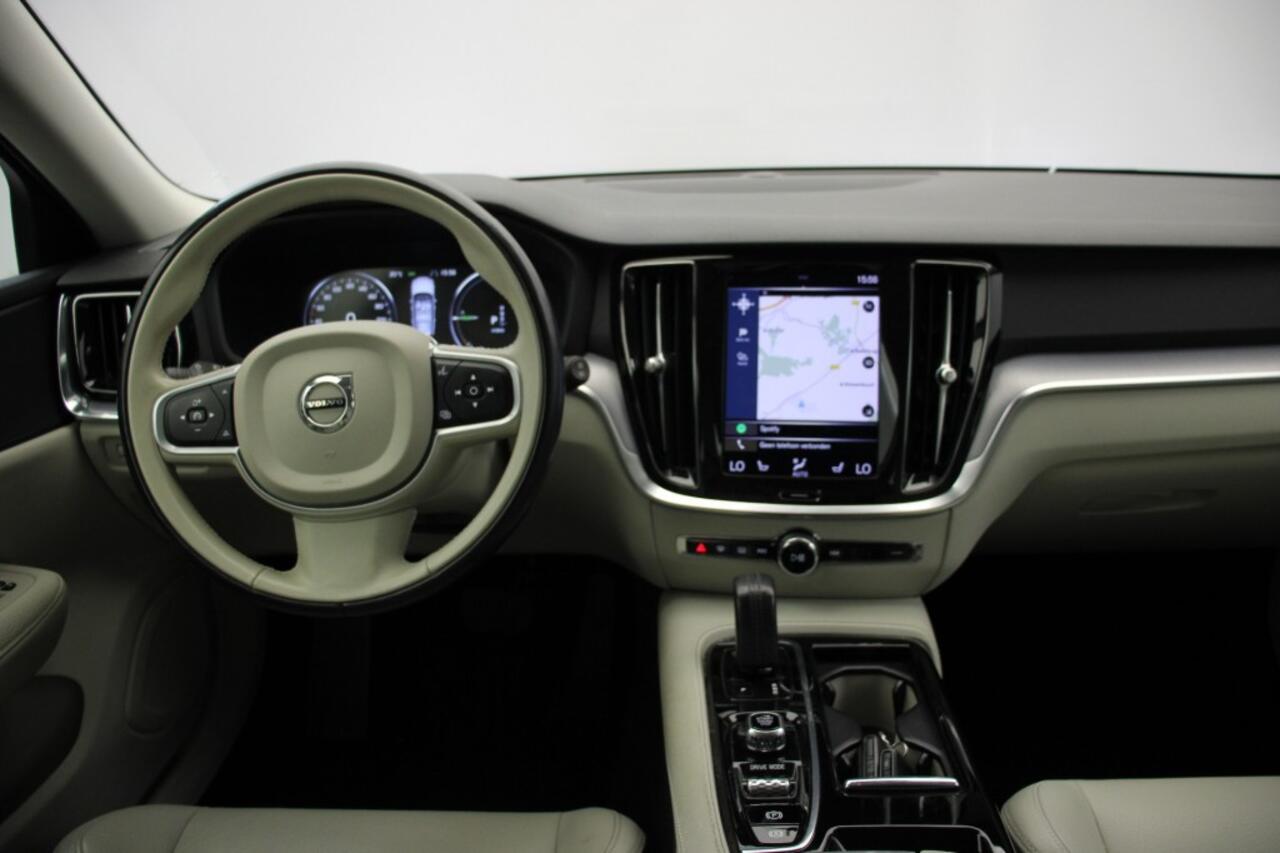 Volvo V60 2.0 T6 PHEV Twin Engine AWD Momentum Pro - Trekhaak, Leer