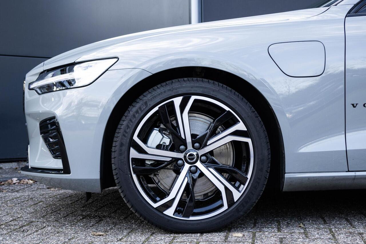 Volvo V60 T6 Plug-in hybrid AWD Plus Dark | Verwarmbare voorstoelen | Verwarmbaar stuurwiel | Verwarmbare achterbank | Charcoal Sportleder | Zwarte hemel | 19 inch Lichtmetalen velgen | Parkeercamera | Elektrische verstelbare voorstoelen met geheugen | Premium audi