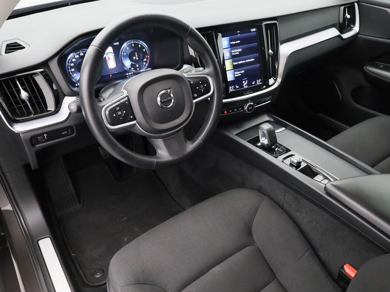 Volvo V60 2.0 B3 Momentum | CAMERA | KEYLESS | STOEL- EN STUURVERW. | TREKHAAK