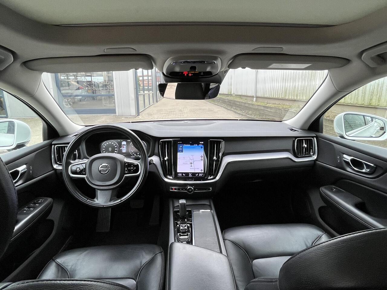 Volvo V60 2.0 B3 Business Pro | NL Auto/2e Eig./Leder/Navi/Panodak/El.Trekhaak/19"/Adapt.Cruise/Apple CarPlay-Android Auto