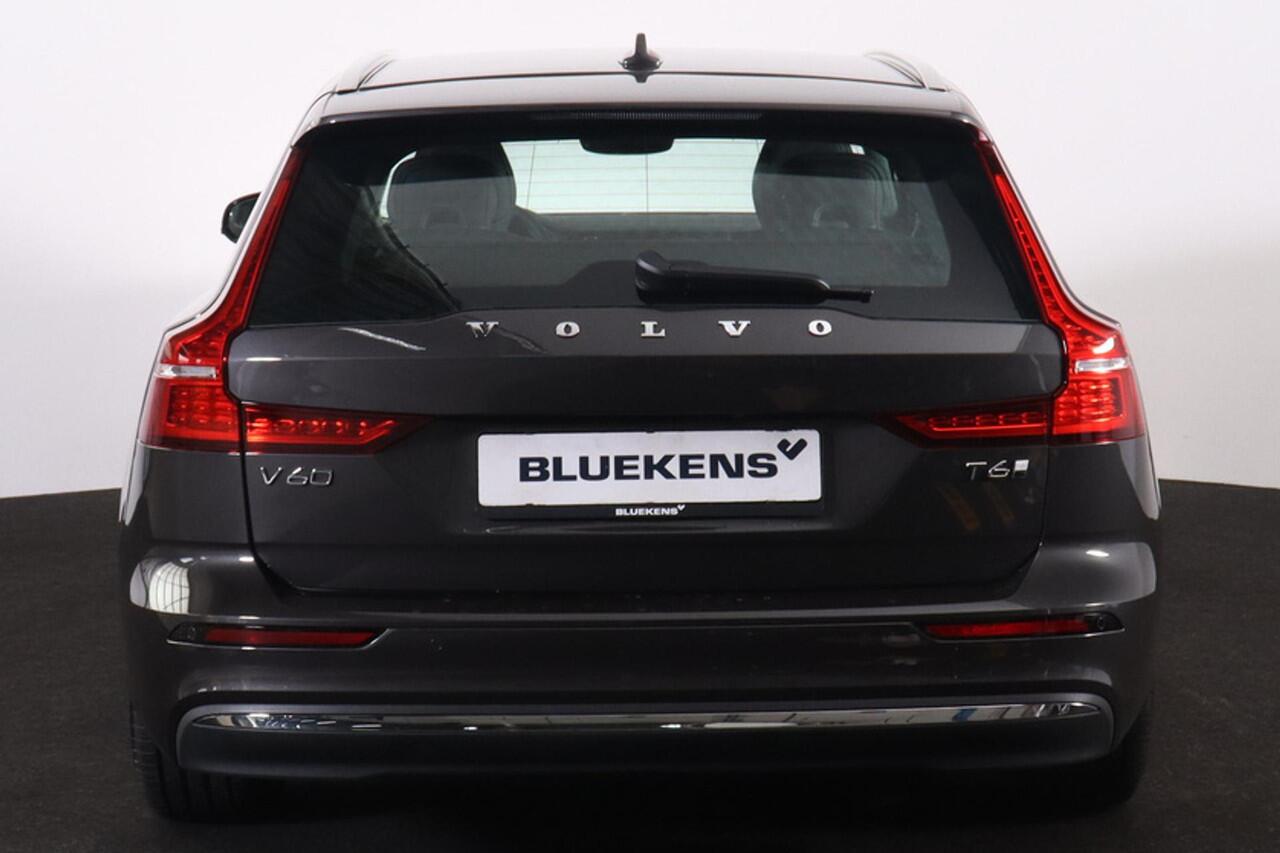 Volvo V60 T6 Recharge AWD Essential - IntelliSafe Assist & Surround - Parkeercamera achter - Verwarmde voorstoelen, stuur & achterbank - Parkeersensoren voor & achter - High Performance audio - 19' LMV