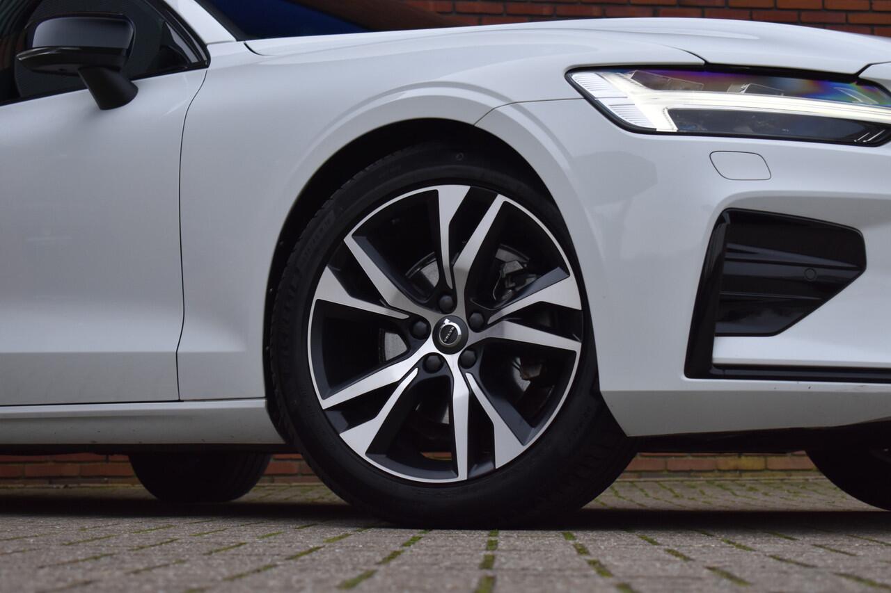 Volvo V60 B4 211PK Plus Dark | Trekhaak | Sportstoelen |