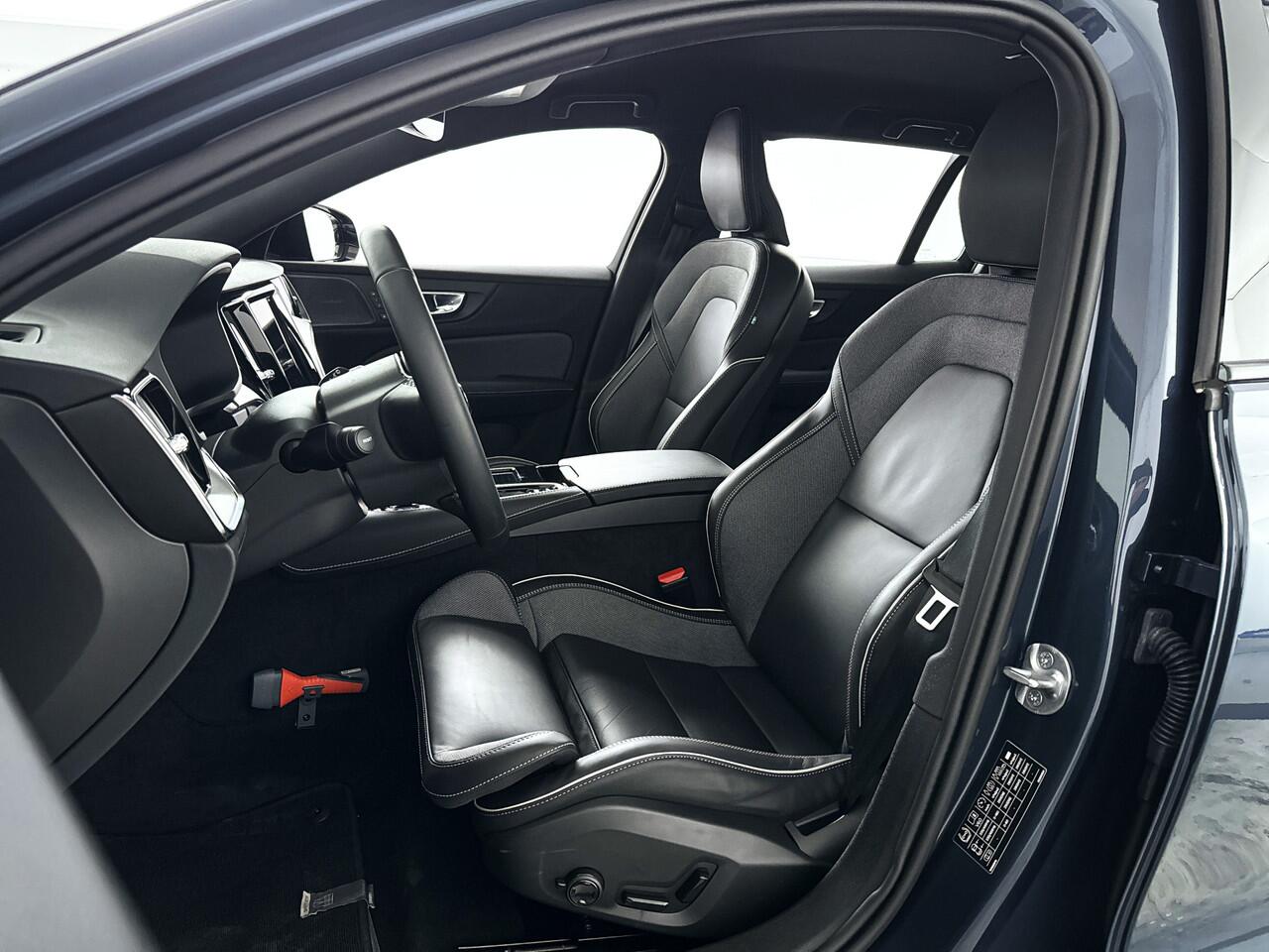 Volvo V60 T6 Plug-in hybrid AWD Plus Dark | 360° camera | Harman Kardon | Stoel- en Stuurverwarming | Trekhaak