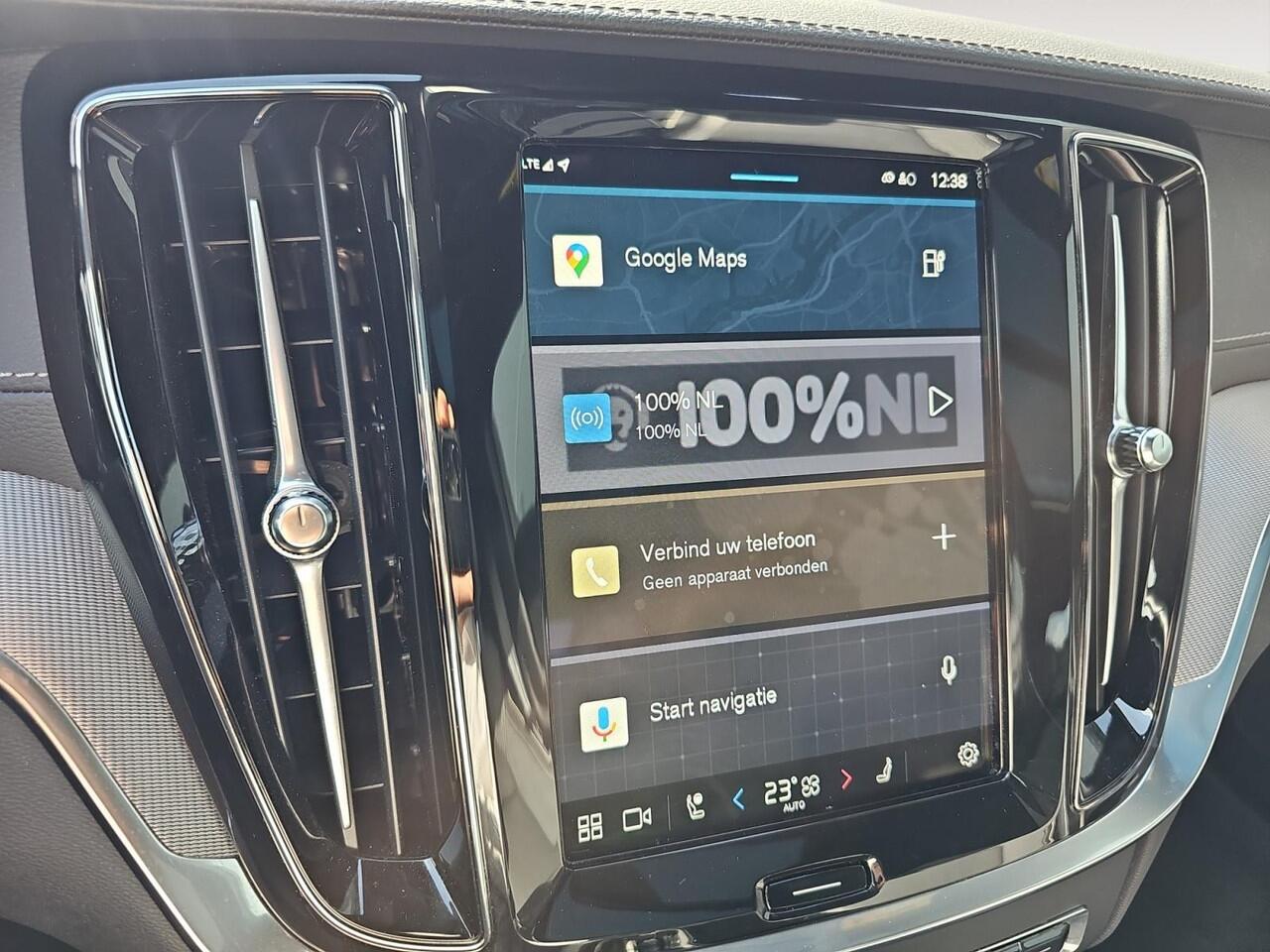 Volvo V60 2.0 T6 Plug-in hybrid AWD Ultra Dark | Sportstoelen | Head-up display | Panoramadak | Gelamineerde zijruiten |