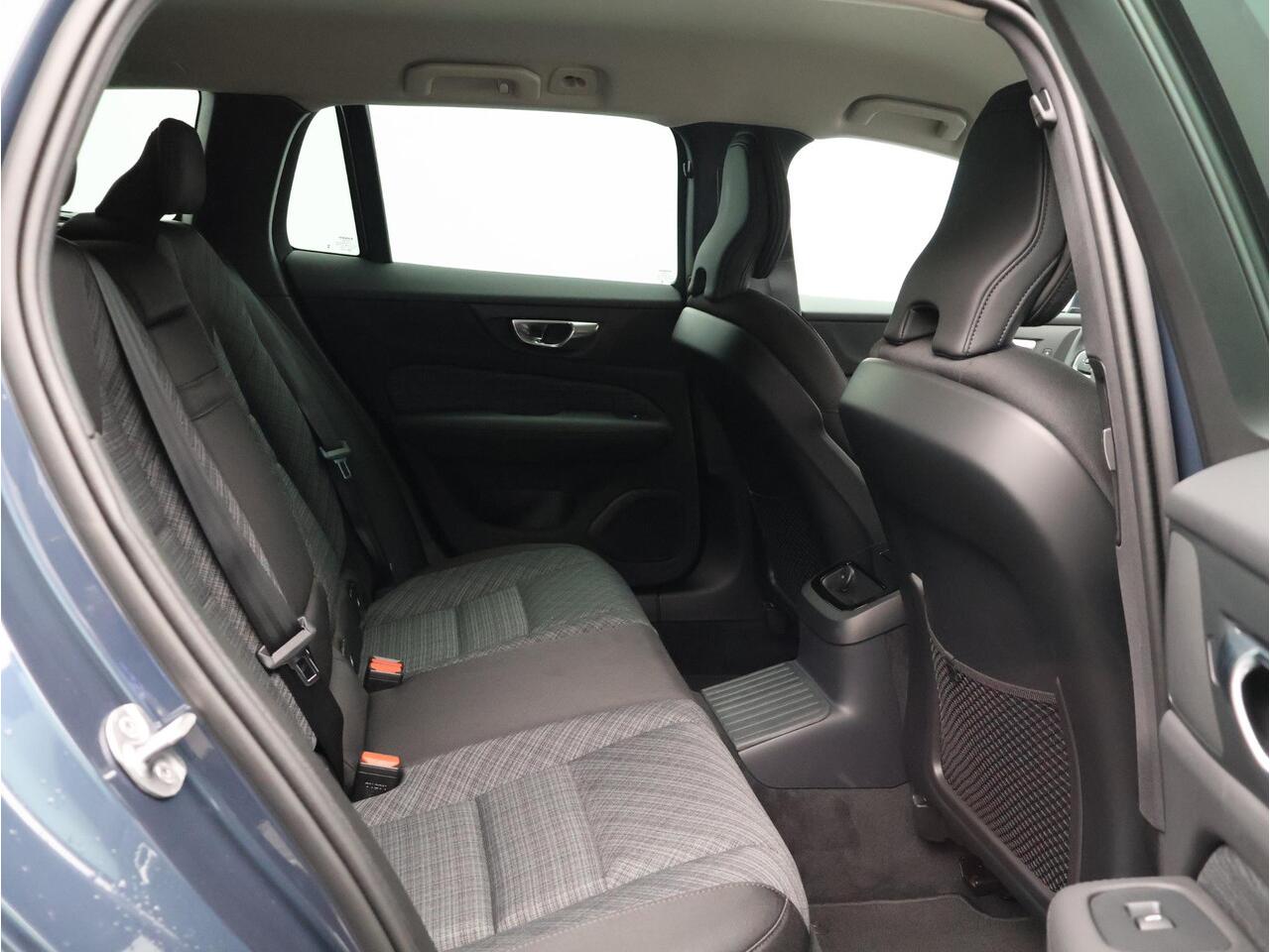 Volvo V60 T6 350PK Plug-in hybrid AWD Core Bright / Exterior Stylingkit / Trekhaak / 360 Camera / Lighting Pack / Keyless Entry / Full LED / BLIS / Elektrische Achterklep / Park Assist V+A /