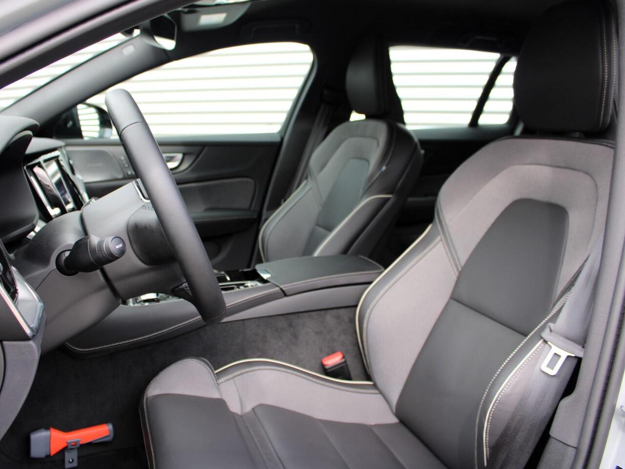 Volvo V60 2.0 T6 Plug-in hybrid AWD Plus Dark Automaat / 360* camera / Trekhaak / Verwarmd voorruit / Long range accu / All season banden