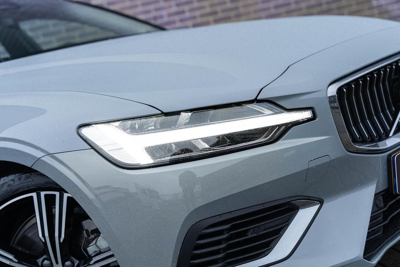 Volvo V60 T6 Plug-in hybrid AWD Essential Bright | Trekhaak | Lederen bekleding | 19" velgen | Google Maps navigatie | Apple Carplay / Android Auto | LED koplampen |