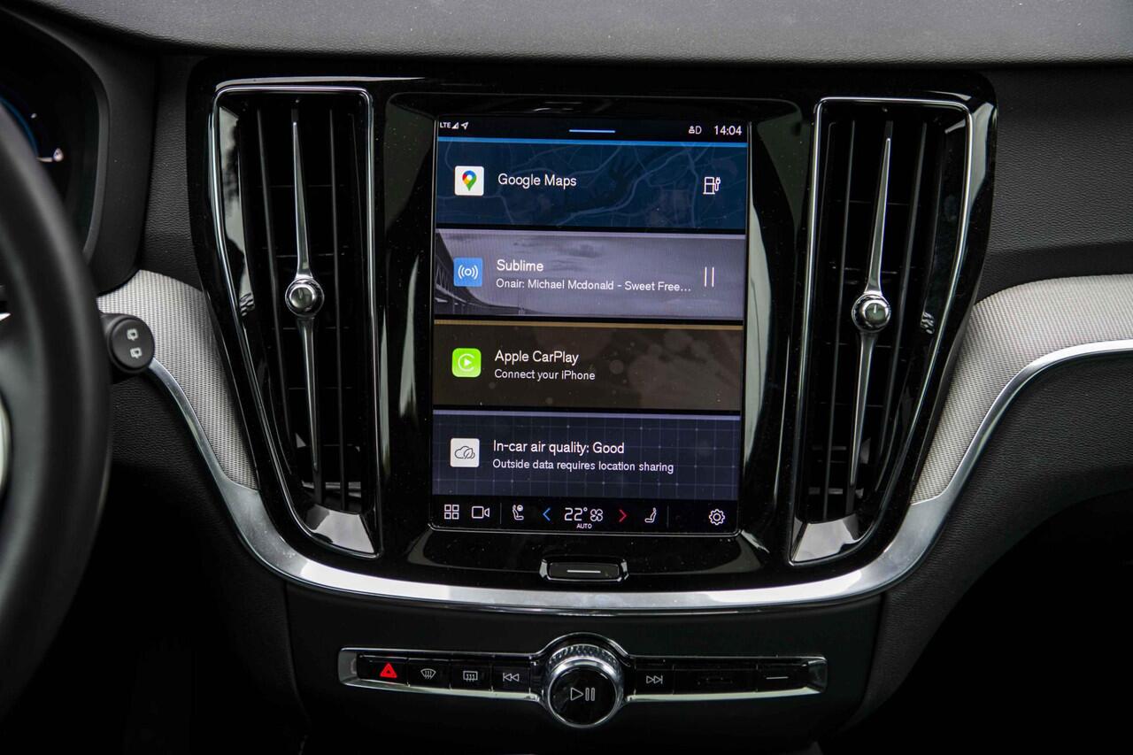 Volvo V60 2.0 T6 Plug-in hybrid AWD Plus Dark | Trekhaak | Adaptive Cruise Control | Panoramadak | 360 Camera | Harman/Kardon | Stuurverwarming | Stoelverwarming voor & achter | Power Seats | Sportstoelen |