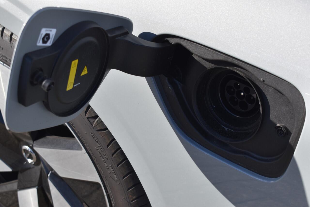 Volvo V60 T6 AWD 350PK Plug-in Hybrid Essential Dark | Camera | Leder | ACC | Blis | Stoelverwarming | Standkachel