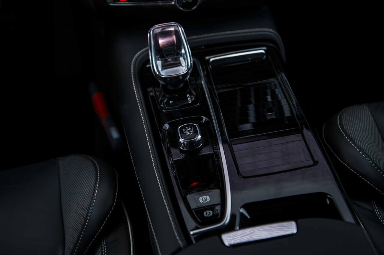 Volvo V60 2.0 T6 Plug-in hybrid AWD Plus Dark | Trekhaak | 360 Camera | Harman Kardon audio | Stoel- en stuurwielverwarming | Adaptive cruise control | Dode hoek detectie BLIS |