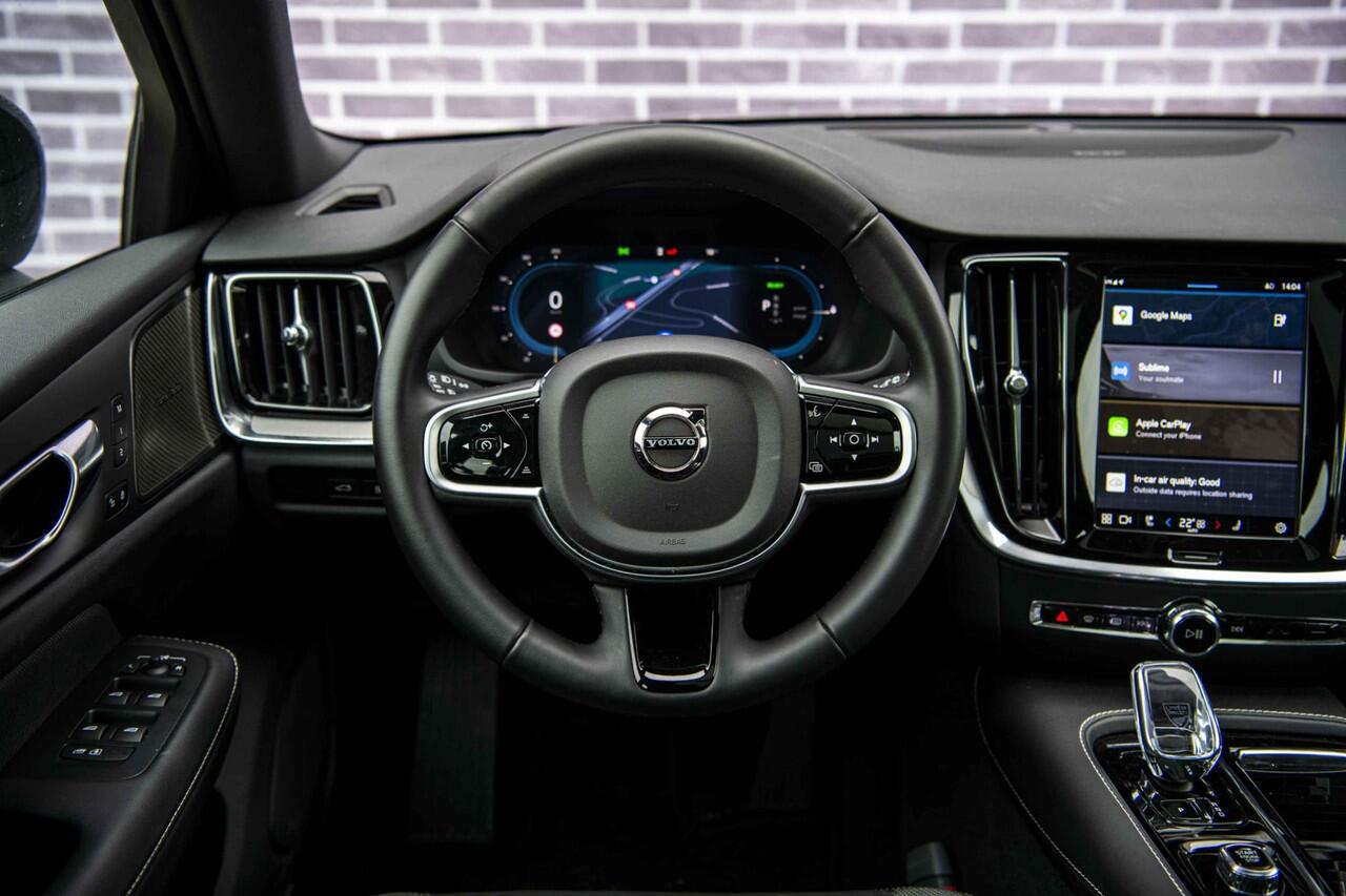Volvo V60 2.0 T6 Plug-in hybrid AWD Plus Dark | Trekhaak | Adaptive Cruise Control | Panoramadak | 360 Camera | Harman/Kardon | Stuurverwarming | Stoelverwarming voor & achter | Power Seats | Sportstoelen |