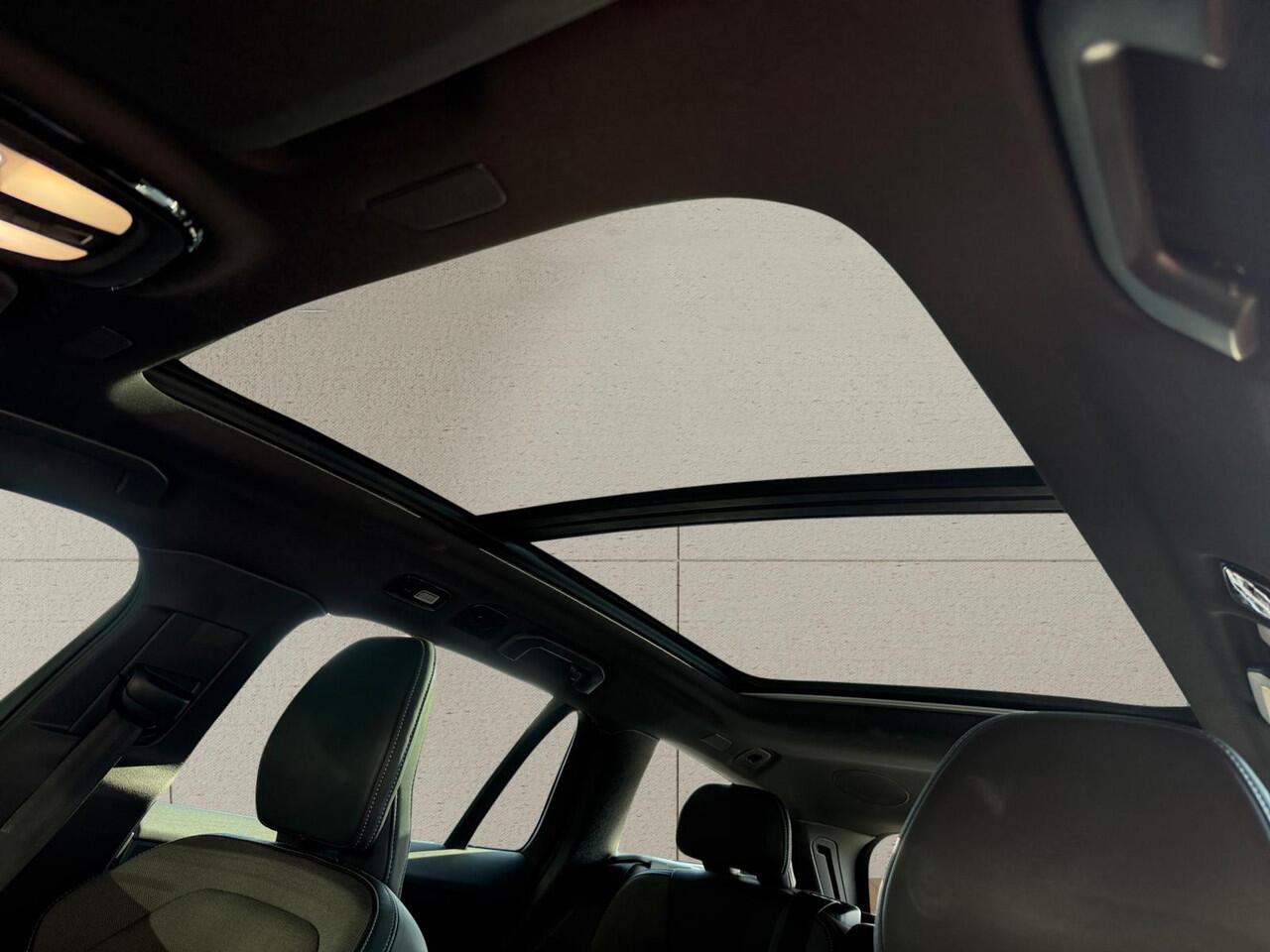 Volvo V60 2.0 T6 Plug-in hybrid AWD Plus Dark | Trekhaak | Panoramadak | Sportstoelen | Harman/Kardon |