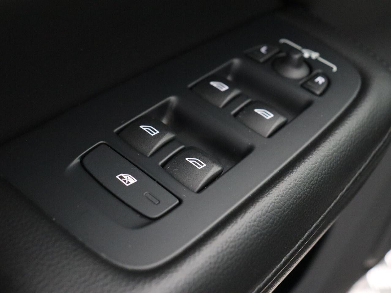 Volvo V60 2.0 B4 Momentum Business (NL-Auto / H&K / Stoel-Stuurverw. / ACC)