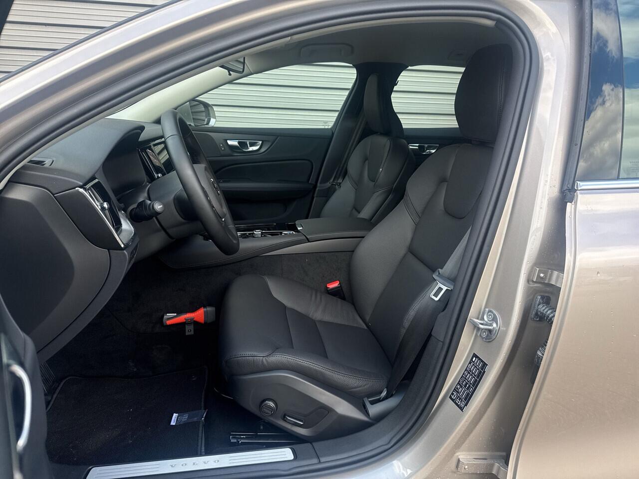 Volvo V60 T6 Plug-in hybrid AWD Essential Edition / VOORAAD AKTIE PRIJS /